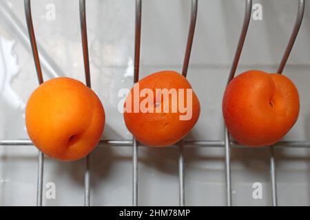 Vue de dessus de trois abricots frais juteux Banque D'Images