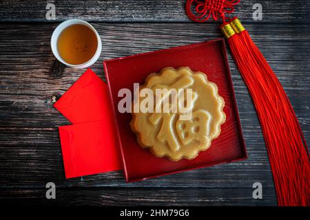 Dessert chinois traditionnel du nouvel an sucré au riz, connu sous le nom de Nian Gao, qui est fait à partir de pâte de farine de riz gluante vapeur.Gâteau de riz au chinois Banque D'Images