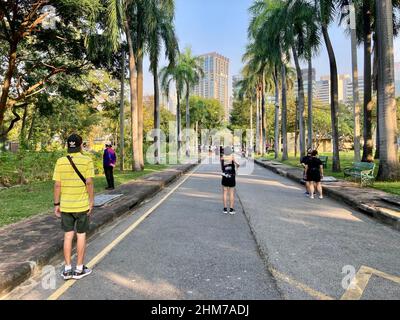 Bangkok, Thaïlande. 07th févr. 2022. Les joggeurs et les marcheurs sont toujours debout pendant que l'hymne national se joue dans le parc Lumphini le matin. C'est la règle en Thaïlande: Quand l'hymne ''Phleng Chat Thai'' est joué deux fois par jour, à 8:00 et à 6:00, dans les lieux publics, les gens sont censés se tenir à l'attention. (À dpa-KORR 'Thailand kurios: Kabelsarat, Fanta am Baum und Füße weg vom Buddha') crédit: Carola Frentzen/dpa/Alay Live News Banque D'Images