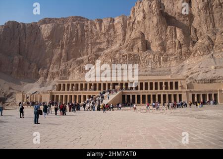 Louxor, Égypte - 3 janvier 2022 : temple mortuaire de la reine Hatshepsut et falaises rouges de la rive ouest du Nil. Banque D'Images