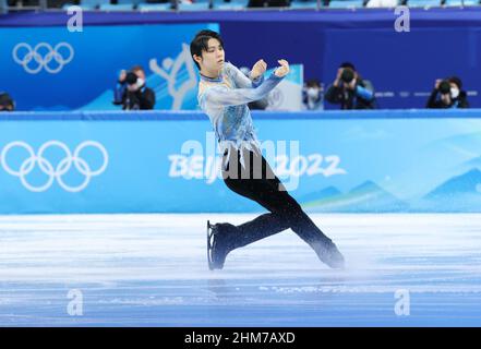 Pékin, Chine. 8th févr. 2022. Hanyu Yuzuru, du Japon, se produit lors du programme de patinage artistique à l'unité individuelle au stade Capital Indoor à Beijing, capitale de la Chine, le 8 février 2022. Credit: Zhang Yuwei/Xinhua/Alay Live News Banque D'Images