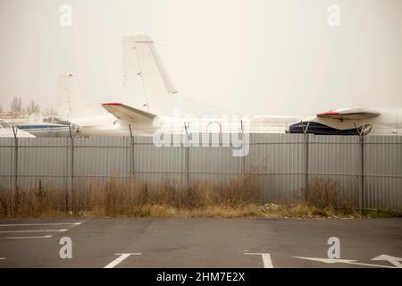 Les avions derrière le fil barbelé et la clôture de construction utilisés pour empêcher les intrusions dans les aéroports Banque D'Images