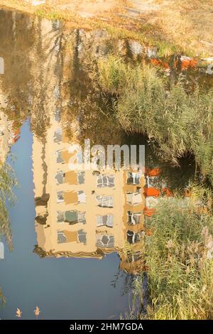 Maison d'appartement, ciel bleu reflété dans l'eau du lac dans le parc de la ville. Banque D'Images