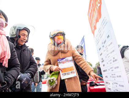 NANTONG, CHINE - le 8 FÉVRIER 2022 - les demandeurs d'emploi cherchent de l'information lors d'un salon de l'emploi à Nantong, dans la province de Jiangsu, en Chine orientale, le 8 février 2022. Banque D'Images