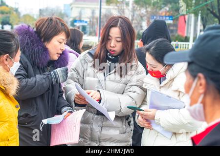 NANTONG, CHINE - le 8 FÉVRIER 2022 - les demandeurs d'emploi cherchent de l'information lors d'un salon de l'emploi à Nantong, dans la province de Jiangsu, en Chine orientale, le 8 février 2022. Banque D'Images