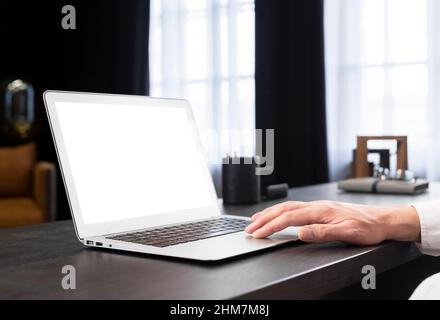 Maquette d'ordinateur portable. Main d'homme d'affaires travaillant sur un ordinateur avec écran vide dans le bureau. Photo de haute qualité Banque D'Images