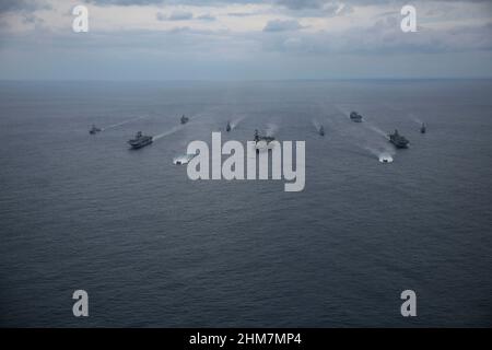 MER DES PHILIPPINES (fév 7, 2022) les navires de l'Amérique et des groupes de prêts amphibies d'Essex, et le groupe de grève des transporteurs Abraham Lincoln, naviguent en formation avec la Force d'autodéfense maritime du Japon pendant l'exercice Noble Fusion. Rangée avant : engin d'atterrissage, coussin d'air de l'USS Essex (LHD 2). Deuxième rangée, de gauche à droite : USS America (LHA 6), USS Abraham Lincoln (CVN 72), Essex. Troisième rangée, de gauche à droite : USS Dewey (DDG 105), JS Kongō (DDG 173), USS Mobile Bay (CG 53), USS Spruance (DDG 111). Rangée arrière, de gauche à droite : USS Ashland (LSD 48), USS Miguel Keith (ESB 5). Noble Fusion souligne que Marine et mari Banque D'Images