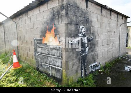 Photo du dossier datée du 20/12/18 de la saison de Banksy's Greetings, qui dépeint un message sur l'impact de la pollution sur les communautés et est apparue à l'extérieur du garage privé d'un ouvrier de l'acier à Taibach, Port Talbot, le 19 2018 décembre. La peinture murale peinte par l'artiste de rue de renommée mondiale Banksy doit être retirée de sa maison au pays de Galles et emmenée dans un endroit sûr après les tentatives de « fanatiques » pour endommager l'œuvre, a déclaré son propriétaire. Date de publication : le mardi 8 février 2022. Banque D'Images