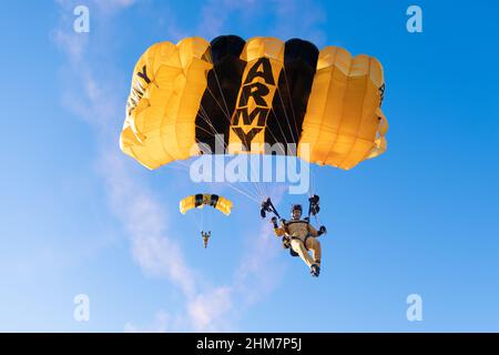 Sergent d'état-major Jason Bauder, des Golden Knights, se concentre sur l'objectif pendant l'entraînement d'hiver à la base aérienne de la réserve Homestead le 30 janvier 2022. (É.-U. Photo de l'armée par le sergent d'état-major. Charles Brock) Banque D'Images