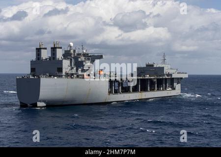 Marines des États-Unis avec 31st Marine Expeditionary Unit (MEU), sortir d'un CH-53E Super Stallion lors d'une visite, d'un conseil, d'une fouille et d'une répétition de saisie à bord de l'USS Green Bay (LPD 20) dans la mer des Philippines, le 2 février 2022. Le MEU de 31st opère à bord des navires du America Amphiobie Ready Group dans la zone d'opérations de la flotte de 7th pour améliorer l'interopérabilité avec les alliés et les partenaires et servir de force de réaction prête à défendre la paix et la stabilité dans la région Indo-Pacifique. (É.-U. Photo du corps marin par Sgt. Danny Gonzalez) Banque D'Images