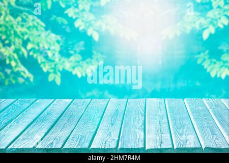 Ancien plan d'examen en bois vide pour l'affichage du produit sur fond de parc flou. Superbes couleurs pastel azur. Banque D'Images