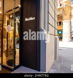 Florence, Italie. Janvier 2022. Vue sur les fenêtres de la marque Max Mara dans le centre-ville Banque D'Images