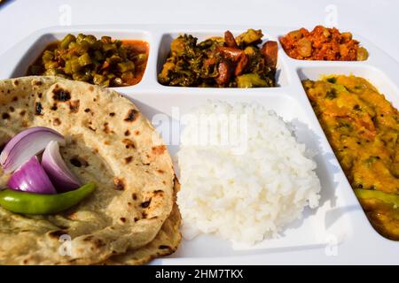 Déjeuner indien maison simple de Roti, sabji avec mélange de veg brainjal curry de pommes de terre et de haricots français curry, dal et gaentra halwa. Cuisine maison simple complète Banque D'Images