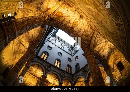 Florence, Italie. Janvier 2022. L'ancienne cour intérieure du Palazzo Vecchio dans le centre-ville Banque D'Images