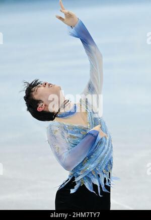 Pékin, Chine. 8th févr. 2022. Hanyu Yuzuru, du Japon, se produit lors du programme de patinage artistique à l'unité individuelle au stade Capital Indoor à Beijing, capitale de la Chine, le 8 février 2022. Crédit: Li Yibo/Xinhua/Alay Live News Banque D'Images