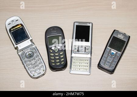 Biélorussie, Novopolotsk - 19 januay, 2022: Quatre anciens téléphones à bouton-poussoir sur une table en bois Banque D'Images