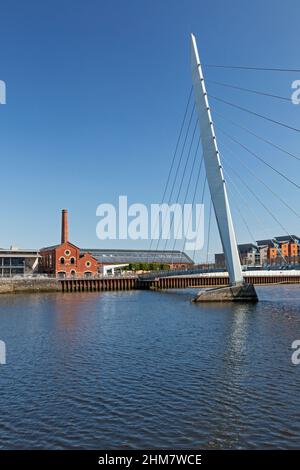 Pont à voile (pont à pied) au-dessus de la rivière Tawe, quartier maritime, Swansea, pays de Galles du Sud, Royaume-Uni Banque D'Images
