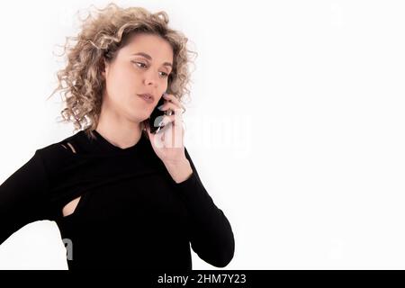 Belle femme à l'écoute de son smartphone Banque D'Images
