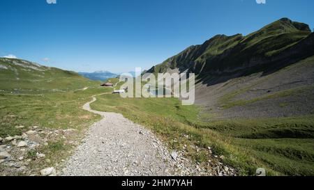 paysage en suisse à l'eisee 1900m. Le lac est d'origine naturelle près du Brienzer Rothorn. Banque D'Images