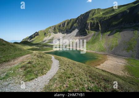 paysage en suisse à l'eisee 1900m. Le lac est d'origine naturelle près du Brienzer Rothorn. Banque D'Images