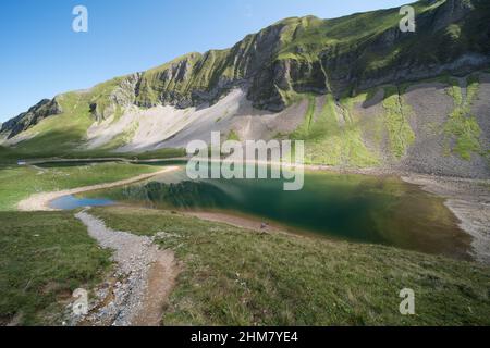 paysage en suisse à l'eisee 1900m. Le lac est d'origine naturelle près du Brienzer Rothorn. Banque D'Images