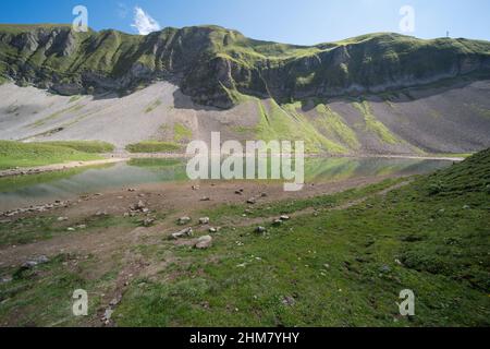 paysage en suisse à l'eisee 1900m. Le lac est d'origine naturelle près du Brienzer Rothorn. Banque D'Images