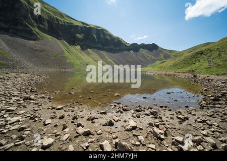 paysage en suisse à l'eisee 1900m. Le lac est d'origine naturelle près du Brienzer Rothorn. Banque D'Images