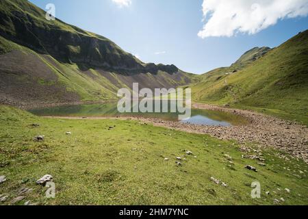 paysage en suisse à l'eisee 1900m. Le lac est d'origine naturelle près du Brienzer Rothorn. Banque D'Images