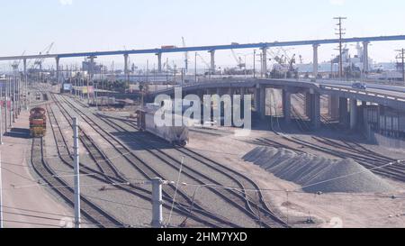 Zone industrielle, zone de fabrication ou de production à San Diego, Californie, États-Unis.Pont Coronado et circulation de voitures.Infrastructure de fabrication et de transport.Lignes ou fils électriques.Cour de chemin de fer. Banque D'Images