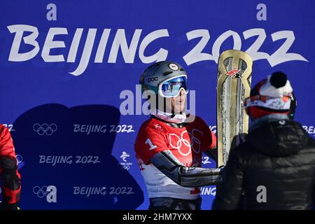 Zhangjiakou, Chine. 08th févr. 2022. La snowboardeuse tchèque Ester Ledecka, au centre, célèbre sa victoire dans le slalom géant féminin au centre national de ski de Zhangjiakou, en Chine, le 8 février 2022, lors des Jeux olympiques d'hiver de 2022. Crédit : Roman Vondrous/CTK photo/Alay Live News Banque D'Images