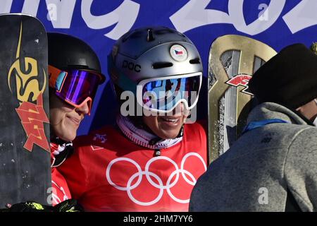 Zhangjiakou, Chine. 08th févr. 2022. La snowboardeuse tchèque Ester Ledecka, au centre, célèbre sa victoire dans le slalom géant féminin au centre national de ski de Zhangjiakou, en Chine, le 8 février 2022, lors des Jeux olympiques d'hiver de 2022. Crédit : Roman Vondrous/CTK photo/Alay Live News Banque D'Images