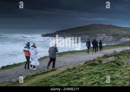 Les visiteurs apprécient une marche rapide le long du sentier côtier jusqu'à Towan Head à Newquay, dans les Cornouailles. Banque D'Images