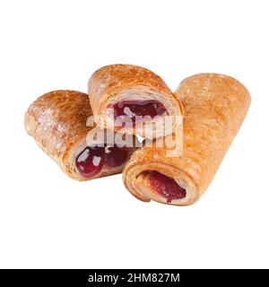 Petits pains frais avec confiture de cerise isolée sur fond blanc Banque D'Images