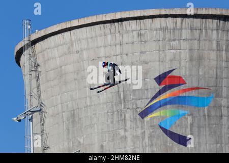 Pékin, Hebei, Chine. 8 février 2022, Beijing, Hebei, Chine: La médaillée d'or Lailing Eileen Gu (CHN) se produit lors de la grande finale en plein air des femmes de ski acrobatique lors des Jeux Olympiques d'hiver de Beijing 2022 à Big Air Shougang. (Credit image: © David G. McIntyre/ZUMA Press Wire) Credit: ZUMA Press, Inc./Alay Live News Credit: ZUMA Press, Inc./Alay Live News Banque D'Images