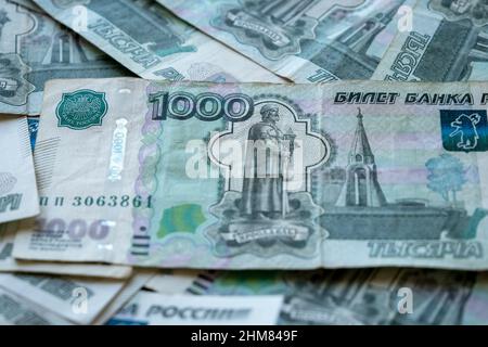 Papier de l'argent russe sur une table, tas de 1000 roubles comme arrière-plan Banque D'Images