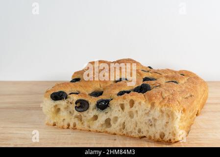 Génovese italien original avec olives noires et romarin. Plats traditionnels et délicieux salés italiens. Banque D'Images