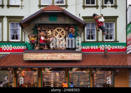 Figurines d'ours mobiles à l'avant d'un magasin d'horloge, Maison de 1000 horloges, à Triberg, en Allemagne. Banque D'Images