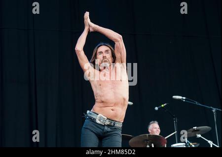 Photo du dossier datée du 11/06/16 d'Iggy Pop qui se déroule sur scène au Festival de l'île de Wight. Le musicien Iggy Pop, connu sous le nom de « parrain du punk », a été annoncé comme récipiendaire du prestigieux prix de la musique polaire. Date de publication : le mardi 8 février 2022. Banque D'Images