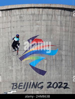 Pékin, Hebei, Chine. 8th févr. 2022. Eileen Gu (CHN), médaillée d'or, se produit lors de la grande finale en plein air pour les femmes de ski acrobatique lors des Jeux Olympiques d'hiver de Beijing 2022 à Big Air Shougang. (Image de crédit : © David G. McIntyre/ZUMA Press Wire) Banque D'Images