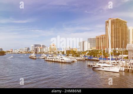 Horizon de fort Lauderdale centre-ville de Floride ville marina bateaux bateau Banque D'Images