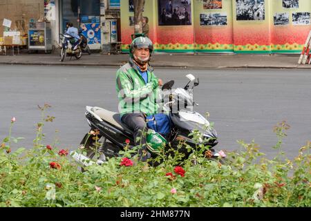 Un chauffeur de taxi moto Grab attend les passagers dans les rues de Ho Chi Minh-ville (Saigon), du sud du Vietnam, de l'Asie du Sud-est Banque D'Images