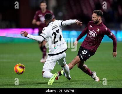 SALERNO, ITALIE - FÉVRIER 07 : Grigoris Kastanos de la Salerntana américaine rivalise pour le bal avec Kelvin Adou Amian de Spezia Calcio, pendant la série Un match entre la Salerntana américaine et la Spezia Calcio au Stadio Arechi le 7 février 2022 à Salerno, Italie. (Photo par MB Media) Banque D'Images