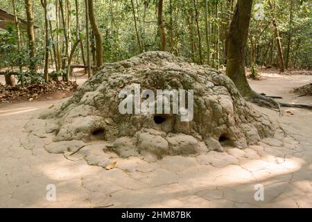 Les évents des tunnels ont été déguisés en termites au complexe du tunnel de Cu Chi, district de Cu Chi, Ho Chi Minh ville (Saigon), dans le sud du Vietnam Banque D'Images