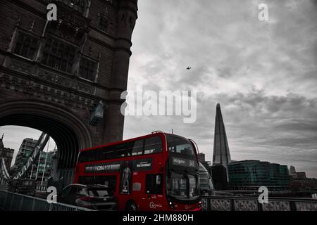 Sur Tower Bridge en regardant vers le shard comme un bus rouge passe Banque D'Images