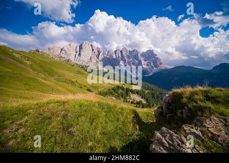 Sommets et faces rocheuses nord du groupe Pala, vue depuis le dessus du col de Valles. Banque D'Images