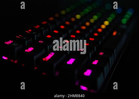 Clavier de jeu, gros plan.Clavier rvb mécanique pour jeux informatiques sur fond sombre Banque D'Images