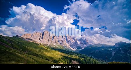 Vue panoramique sur les sommets et les rochers du nord du groupe Pala, nuages d'orage s'établissant, vu du dessus du col de Valles. Banque D'Images
