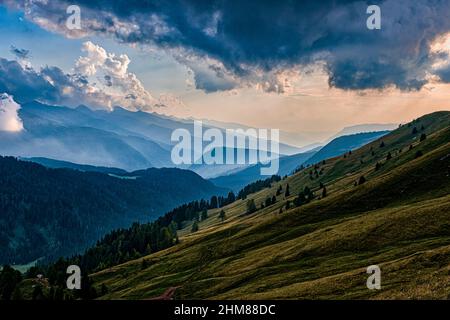 Silhuettes des Dolomites, crêtes et sommets au coucher du soleil, vue du dessus du col de Valles. Banque D'Images
