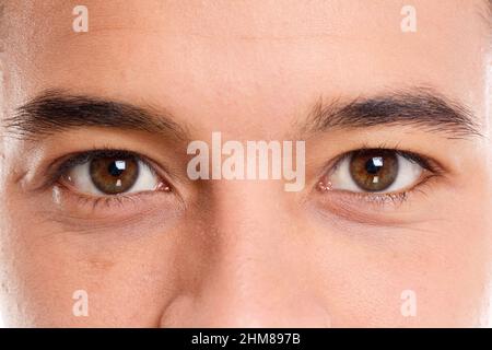 Yeux d'un jeune homme latin visage œil macro photographie personne hommes Banque D'Images