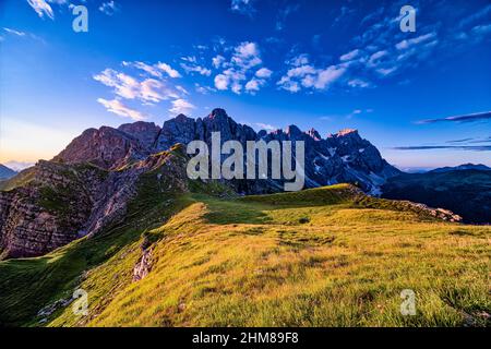 Sommets et faces rocheuses nord du groupe Pala, vue de dessus le col de Valles au lever du soleil. Banque D'Images